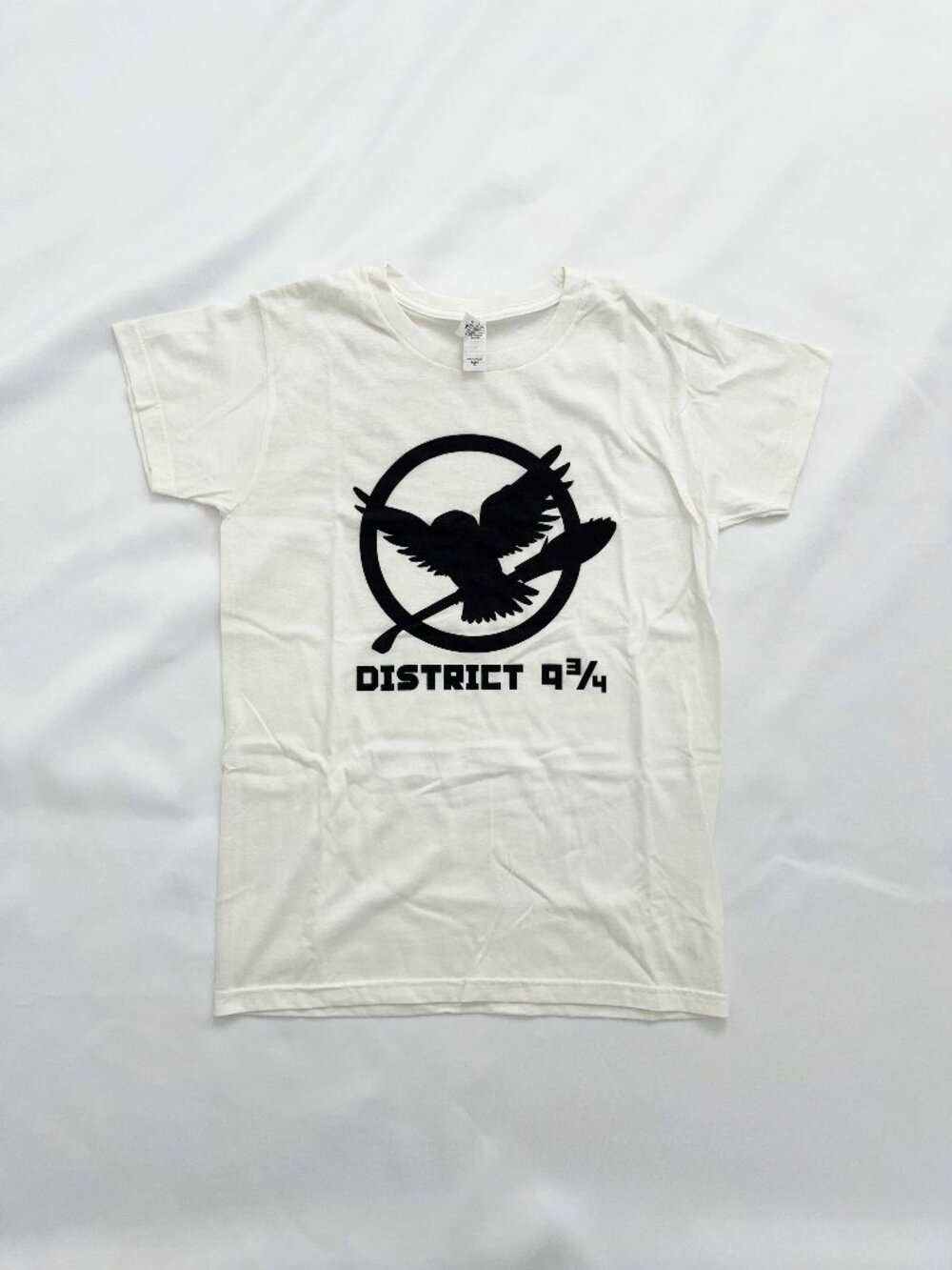 District 9 3/4 White T-Shirt Unisex S NWOT
